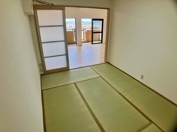 ジョイフルプラザ高岡弐番館　1202の和室|ゴロゴロと寛げる和室は、畳の香りに包まれてホッと心が和む空間。お子様のお昼寝や家事スペースとしても重宝しそうです。