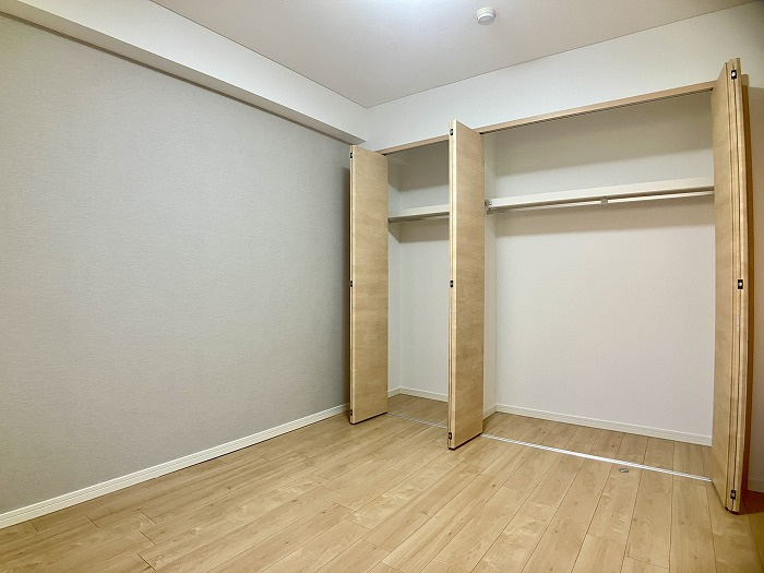 ジョイフルプラザ高岡弐番館　1202の収納|収納も備わっており、お気に入りのお洋服がすっきり片付くのが嬉しいですね。落ち着いた雰囲気の中で、ぐっすりと眠りにつけそうな予感
