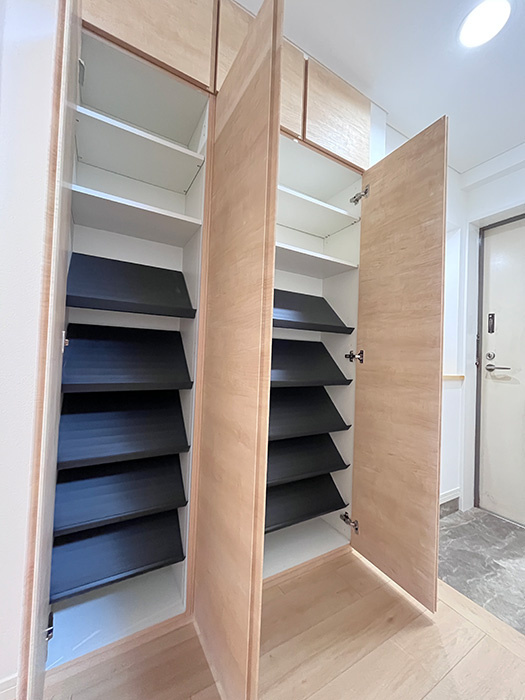 ジョイフルプラザ高岡弐番館　1202の収納|たっぷり収まる広々としたシューズクローゼットを完備。靴を整理しやすく、お出かけの準備もスムーズに進みそうです。すっきり片付いた玄関で、最上階の景色のように晴れやかな気分で毎日をスタートできそうですね