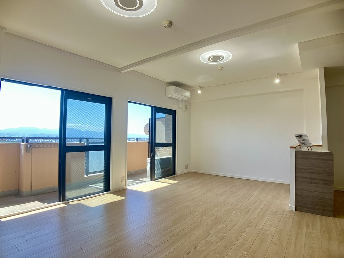 ジョイフルプラザ高岡弐番館　1202の居間・リビング|南向きの窓から明るい光が注ぎ込むリビング。家族が集まる場所だからこそ、陽当たりの良さは大切にしたいポイント。