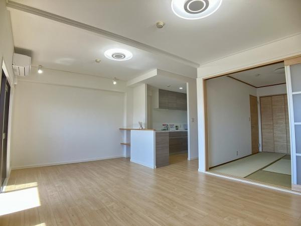 ジョイフルプラザ高岡弐番館　1202の居間・リビング|ペットと一緒にお昼寝をしたり、ソファで読書をしたりと、穏やかな時間がゆっくりと流れます。