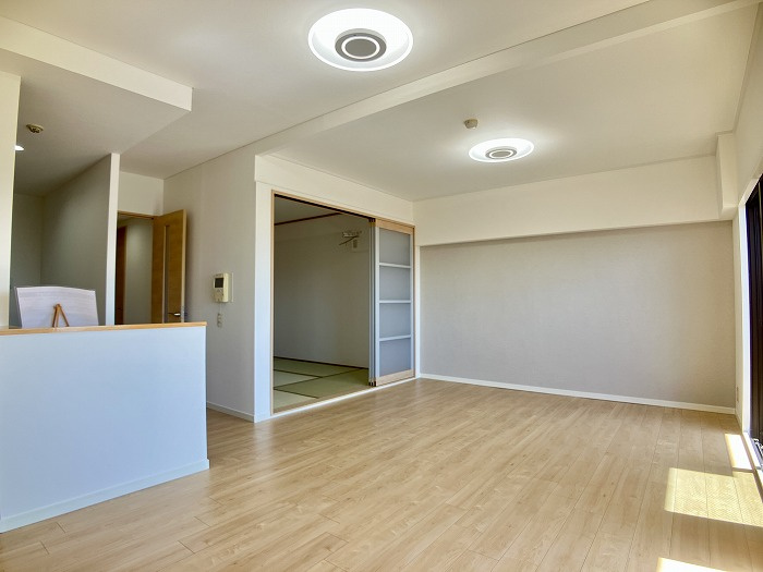 ジョイフルプラザ高岡弐番館　1202の居間・リビング|南向きの窓から陽光が差し込む15畳以上のLDK。最上階ならではの開放感に包まれ、笑顔で過ごすシーンが目に浮かびます。明るいお部屋で心地よい風を感じながら、のんびりと読書やティータイムを楽しめそう