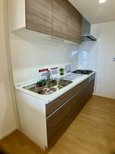 ジョイフルプラザ高岡弐番館　1202のキッチン|システムキッチンでお料理の効率がアップ。広めの作業スペースで、家族に振る舞う毎日の献立作りがスムーズに楽しめそうです。効率的な動線により、家事の合間に自分磨きの時間を少し増やせるかもしれません。