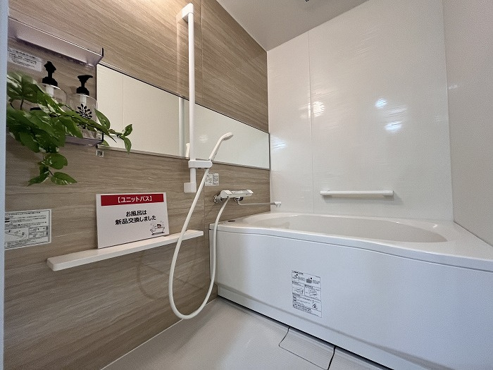 ジョイフルプラザ高岡弐番館　1202の浴室|1坪以上のゆとりある浴室で、1日の疲れをじんわり癒やすひととき。足を伸ばしてリラックスできる広さがあるので、お気に入りの入浴剤を入れて、週末にゆっくりと長湯を楽しむのも素敵な習慣になりそうです。