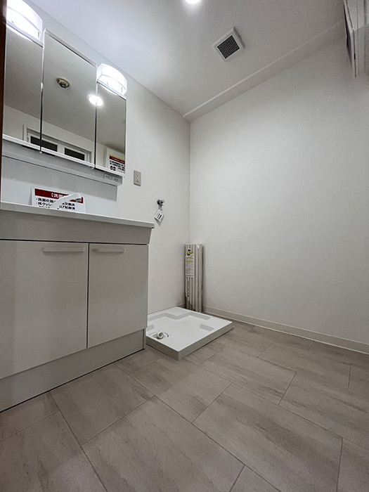 ジョイフルプラザ高岡弐番館　1202の独立洗面台|朝の身支度もスムーズに整う、使い勝手の良い洗面スペース。洗濯機置き場も確保されており、お洗濯からバルコニーへの移動もスムーズ。毎日のルーティンが効率よく進み、心にゆとりが生まれる空間になりそうです。