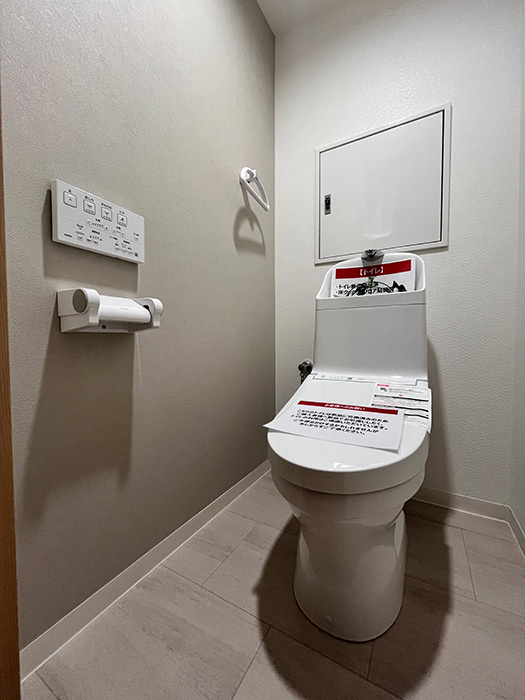 ジョイフルプラザ高岡弐番館　1202のトイレ|清潔感のある個室空間で、毎日を気持ちよく迎えられそうです。棚を置いて小物を飾ったり、自分好みの空間に整える楽しみも。お手入れがしやすい設備なので、忙しい日々でも綺麗な状態をキープできそうな予感です。