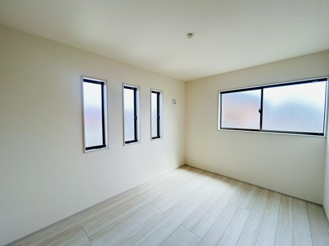 新築　伊勢崎市国定第１　Livele Garden.S　2号棟の洋室|現地写真　二面採光で明るく風通しの良い2階洋室♪					

