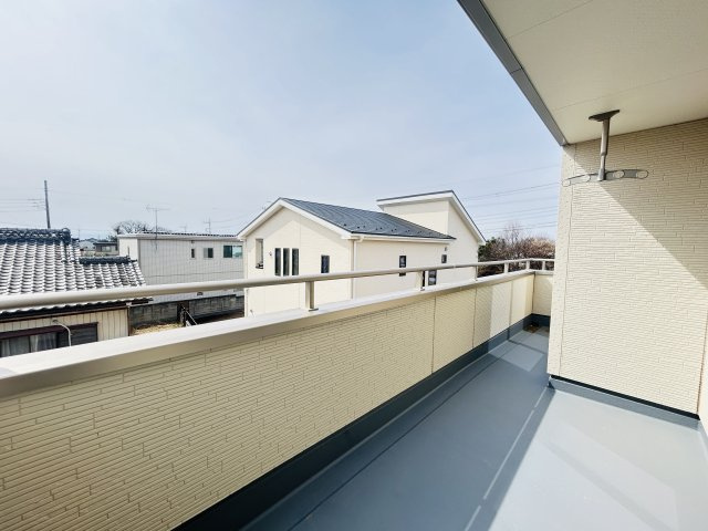 新築　伊勢崎市国定第１　Livele Garden.S　2号棟のバルコニー|現地写真　日当たりの良い広々バルコニー！どのお部屋からも行き来できます。							
								
