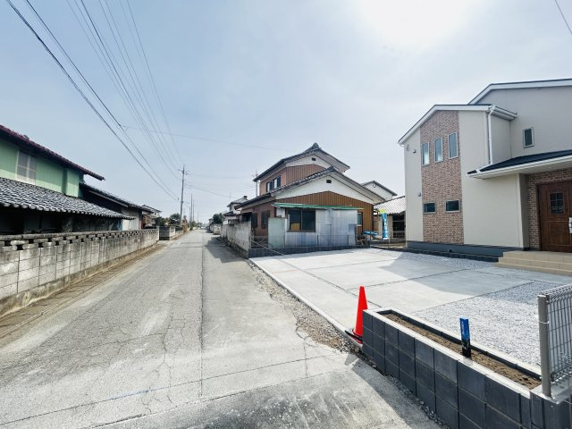 新築　伊勢崎市国定第１　Livele Garden.S　2号棟の前面道路含む現地写真|現地写真　北側接道幅員約5.1ｍ　