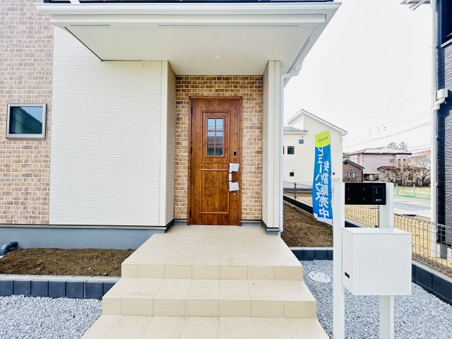 新築　伊勢崎市国定第１　Livele Garden.S　2号棟の玄関|現地写真　TVモニター付きドアホンでセキュリティも安心です！
