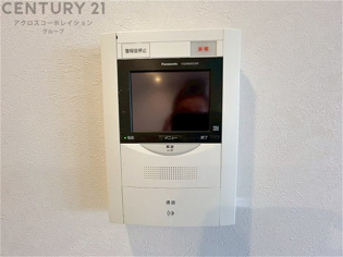 訪問者が来たときにテレビ画面で確認できるため、安心してドアを開けられます。録画機能があるものもあり、留守中に来訪者を記録しておくことができます。利便性が高く、セキュリティ面でも安心です。
