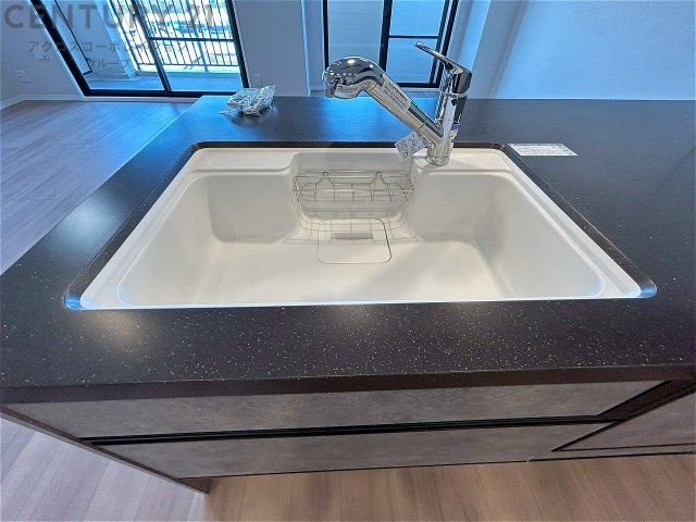 大きなシンクでお鍋などの大きな調理器具を洗う際にも便利です。

