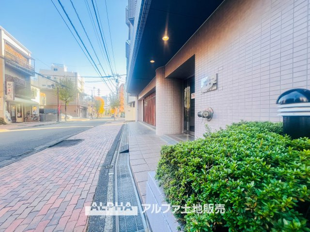 セルベコート立川の外観|【House of the Sun】
◆明るい家◆太陽の温かな光がお家全体を照らす。そこには目を輝かせ笑顔で見つめてくれる君がいて、「ただいま」の言葉がこだまする。そんな君の瞳に恋している。