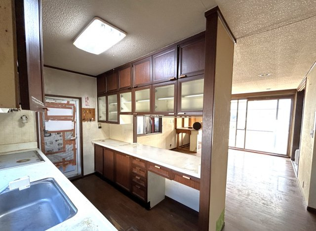 塩川　中古住宅のキッチン|キッチンの対面に吊戸棚があり、収納も便利です。