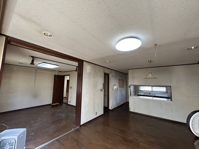 塩川　中古住宅の居間・リビング|20帖の広々としたリビングです。