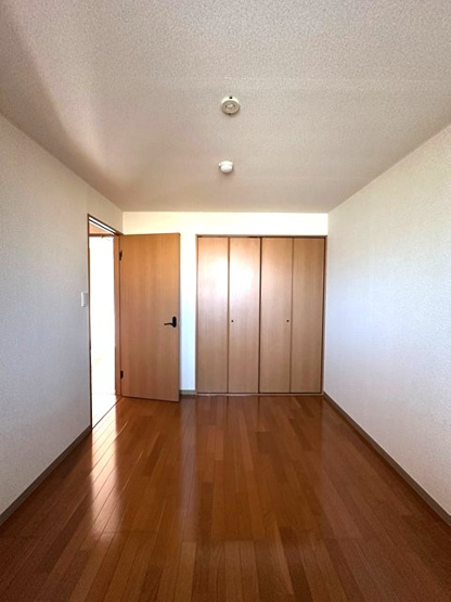 【洋室】 | ライリッヒ・ストーレ | 洋室6帖☆収納スペースがあります♪荷物をたっぷり収納できてお部屋がすっきり片付きます☆