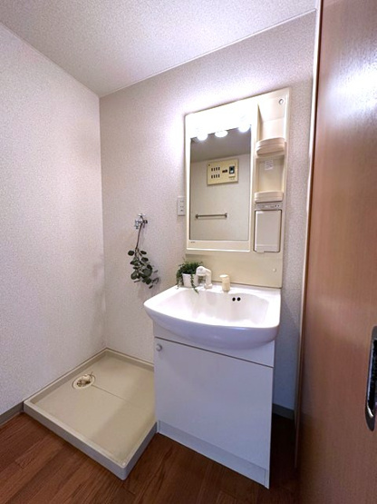 【洗面所】 | ライリッヒ・ストーレ | 洗髪洗面化粧台で忙しい朝にも寝癖の付いた頭にも優しい☆お化粧するときにも大活躍です♪