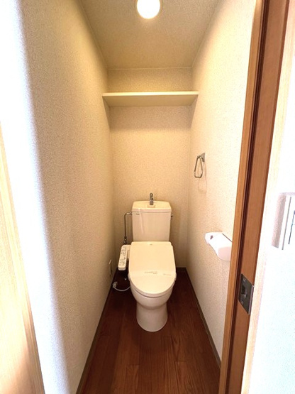 【トイレ】 | ライリッヒ・ストーレ | 人気のバストイレ別です♪小物を置ける便利な棚やタオルハンガーも付いています♪