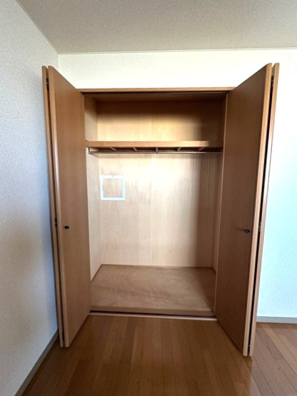 【収納】 | ライリッヒ・ストーレ | 洋室6.6帖のお部屋にあるクローゼットです♪お洋服もしわにならず、キレイに収納できます☆