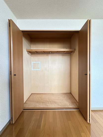 【収納】 | ライリッヒ・ストーレ | 洋室6.6帖のお部屋にあるクローゼットです♪お洋服もしわにならず、キレイに収納できます☆