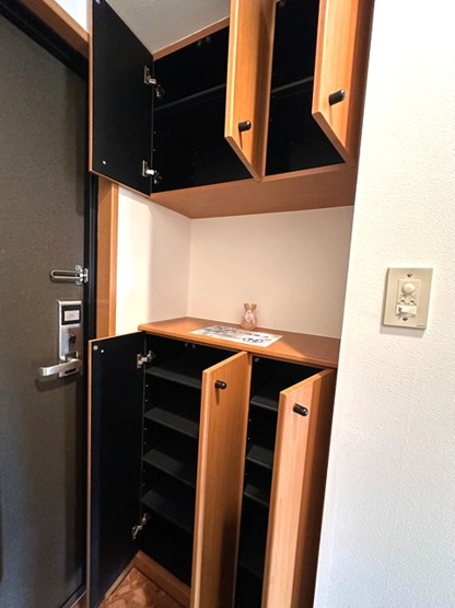 【玄関】 | ライリッヒ・ストーレ | 玄関には上下タイプのシューズボックス付き！間のスペースは飾り棚や小物置き場として活用できます♪