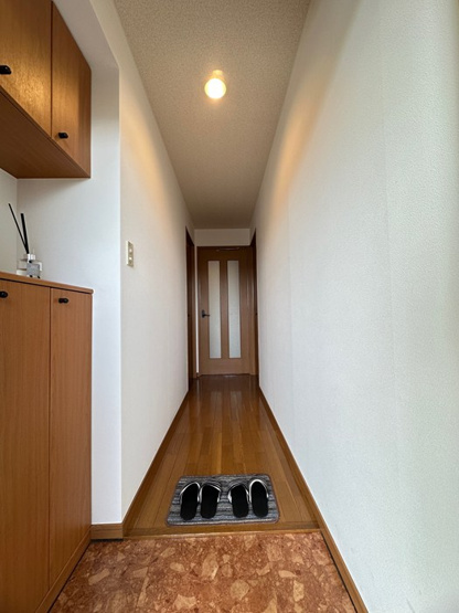【玄関】 | ライリッヒ・ストーレ | 玄関から室内への景観です！左右にそれぞれ洋室のお部屋があり、正面にリビングダイニングキッチンがあります☆