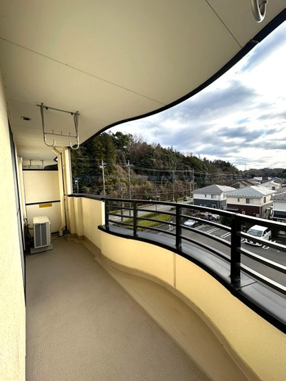 【バルコニー】 | ライリッヒ・ストーレ | バルコニーは南西向きなので、お洗濯物はお昼からでも乾きそう♪お洗濯物を干したり、気分転換をするにもおすすめです☆