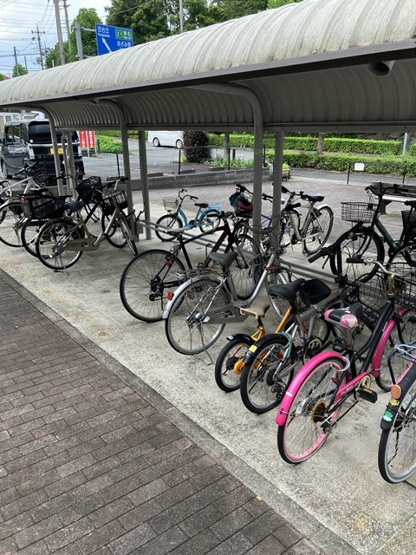 【その他共用部分】 | ライリッヒ・ストーレ | 屋根付きの駐輪場で雨が降っても大切な自転車が濡れなくてすみますね♪駅まで自転車もおすすめです！