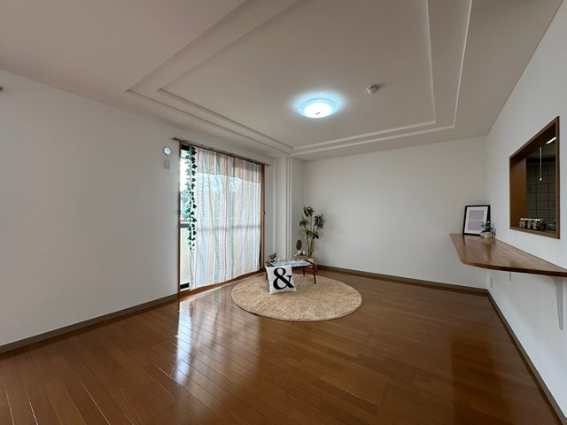 【居間・リビング】 | ライリッヒ・ストーレ | 南西向きリビングダイニングキッチン23.5帖☆バルコニーに繋がるお部屋です♪エアコン付きで1年中快適に過ごせますね☆