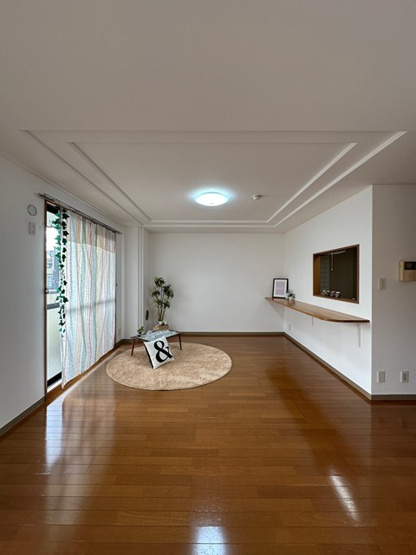 【居間・リビング】 | ライリッヒ・ストーレ | 南西向きリビングダイニングキッチン23.5帖☆広々としていて家族団欒の時間もゆったり過ごせそう！収納スペースを3ヶ所完備しています◎