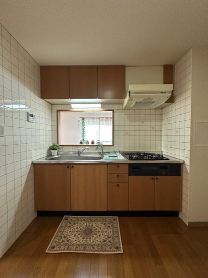 【キッチン】 | ライリッヒ・ストーレ | 場所を取るお鍋やお皿をたっぷり収納できるシステムキッチンでお料理がはかどります！自炊生活で楽しく健康に！