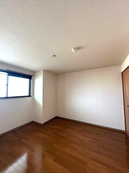 【洋室】 | ライリッヒ・ストーレ | 洋室6.6帖☆玄関から入って左側にあるお部屋です♪洋室のお部屋は毎日のお手入れもラクラク！