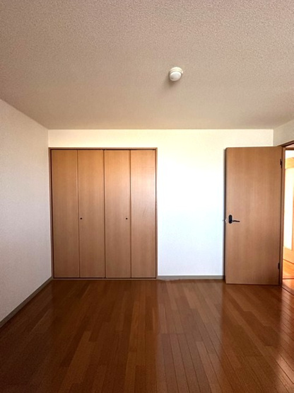 【洋室】 | ライリッヒ・ストーレ | 洋室6.6帖☆クローゼットがあります♪お洋服がスッキリ収納できて、整理しやすくなりますね☆