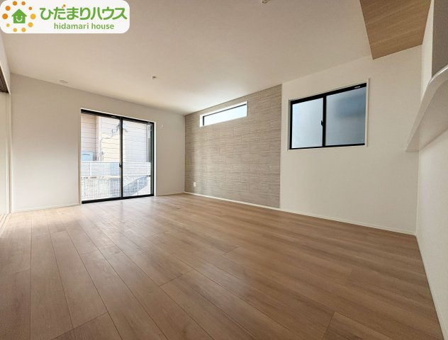 野田市野田4期　新築戸建　2号棟の居間・リビング|家族だんらんで、笑顔のたえない時間も増えそうな広々としたLDKが魅力です(^^)/窓も多くて明るい空間でくつろげます。							
