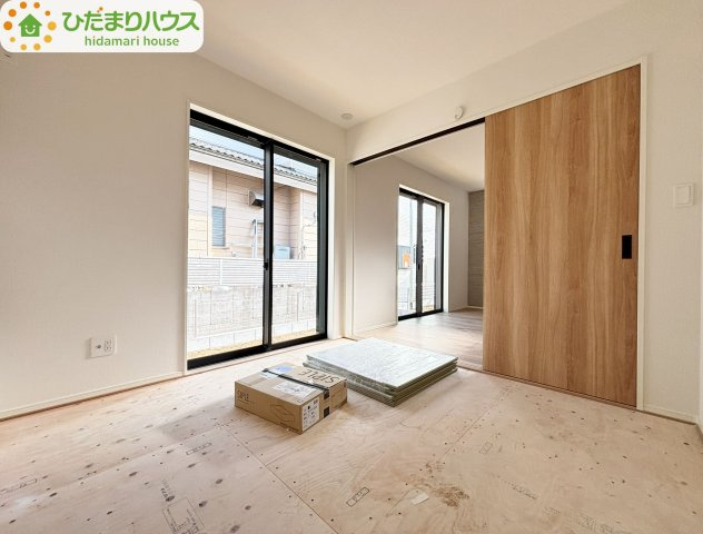 野田市野田4期　新築戸建　2号棟の和室|リビングと和室が続き間設計なので、家族の目が届き、子供が安心して過ごせる間取りです。							
