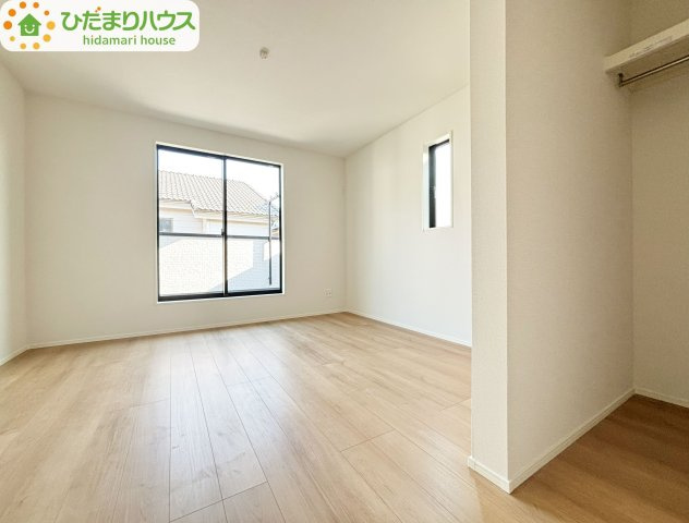 野田市野田4期　新築戸建　2号棟の寝室|バルコニーに面していて、たっぷり光りの入る明るい主寝室です！							
