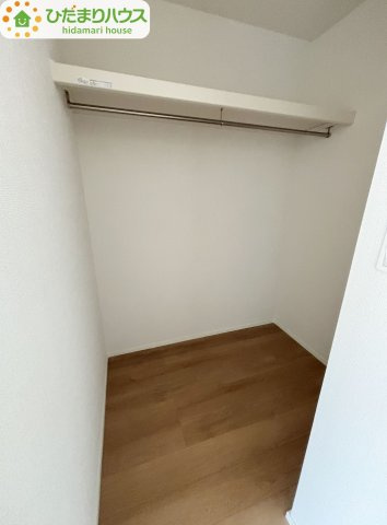 野田市野田4期　新築戸建　2号棟の収納|"ママに人気のウォークインクローゼット付き！コートやジャケットはもちろん、季節物や布団なども全部収納できちゃいます(^^)/"							

