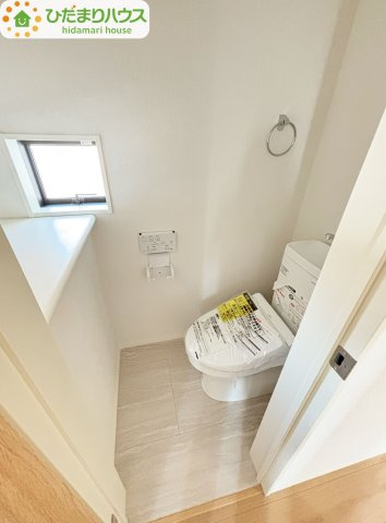 野田市野田4期　新築戸建　2号棟のトイレ|小窓が付いているので、トイレも明るい空間になっております♪							
