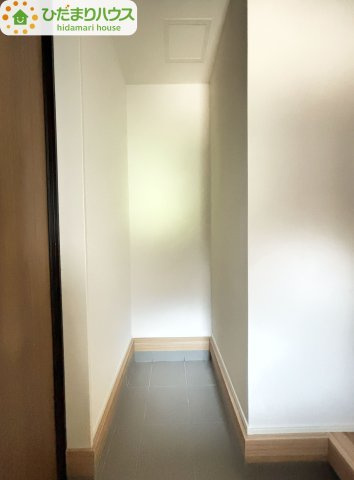 野田市野田4期　新築戸建　2号棟の玄関|"シューズインクローゼットは、靴以外にもゴルフバックやベビーカーを置くことができ、
散らかりがちな玄関もスッキリします。"							
