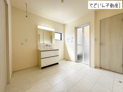 【独立洗面台】 | Livele Garden.S熊谷市末広第5　【平屋】新築住宅 | ≪1号棟≫三面鏡洗面化粧台は、鏡の裏に小物を収納できてとっても便利！おしゃれな洗面化粧台で朝の準備も気分があがりますね♪
現地(2026年4月撮影)