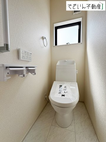 【トイレ】 | Livele Garden.S熊谷市末広第5　【平屋】新築住宅 | ≪1号棟≫シンプルで清潔感のある空間は、毎日使う場所だからこそ嬉しい。家族みんなが快適に過ごせる工夫が詰まっています。
現地(2026年4月撮影)