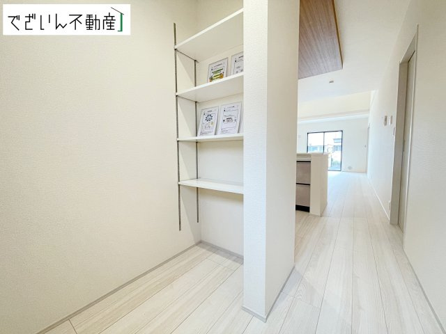 【収納】 | Livele Garden.S熊谷市末広第5　【平屋】新築住宅 | ≪1号棟≫可動棚付のパントリーがあり、食料品などを収納できます。
現地(2026年4月撮影)