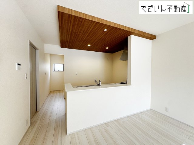 【居間・リビング】 | Livele Garden.S熊谷市末広第5　【平屋】新築住宅 | ≪1号棟≫広がるやすらぎのプライベート空間。大きい窓から射しこむ眩い光が、広々としたリビング空間を鮮やかに映し出します。
現地(2026年4月撮影)