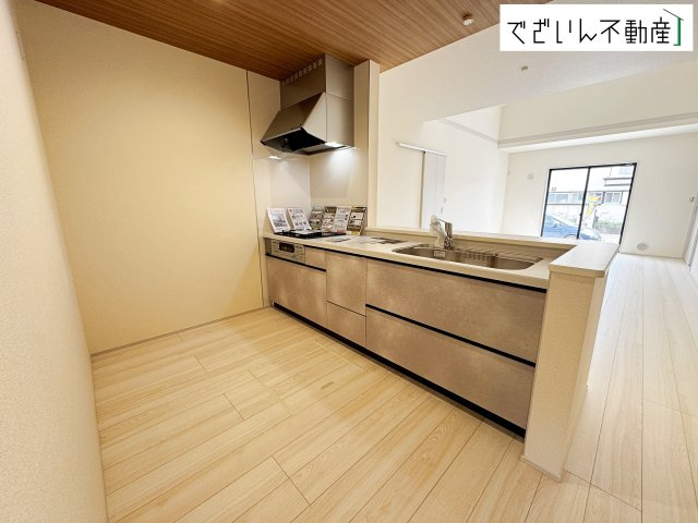【キッチン】 | Livele Garden.S熊谷市末広第5　【平屋】新築住宅 | ≪1号棟≫窓からのあたたかい光をあびながらの朝食。今日も一日がんばれそう！と思えるLDKです。
現地(2026年4月撮影)