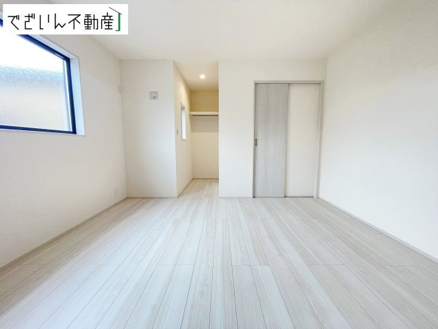 【洋室】 | Livele Garden.S熊谷市末広第5　【平屋】新築住宅 | ≪1号棟≫クローゼット完備で、お洋服やカバンをまとめて収納できる洋室。余計な家具を置かなくて済み、お部屋を広々と自由に使えます。
現地(2026年4月撮影)