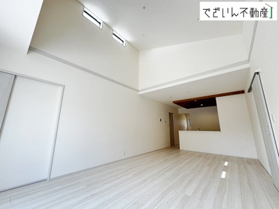 【居間・リビング】 | Livele Garden.S熊谷市末広第5　【平屋】新築住宅 | 温もりが感じられる広々LDK。高い天井が開放感を演出し、掃き出し窓からは心地よい光が差し込みます。ご家族みんなが自然と集まりたくなるような、居心地の良いリビングです。
現地(2026年4月撮影)