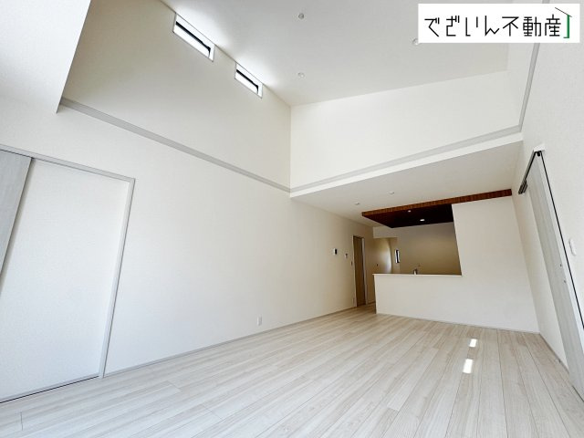 【居間・リビング】 | Livele Garden.S熊谷市末広第5　【平屋】新築住宅 | 温もりが感じられる広々LDK。高い天井が開放感を演出し、掃き出し窓からは心地よい光が差し込みます。ご家族みんなが自然と集まりたくなるような、居心地の良いリビングです。
現地(2026年4月撮影)