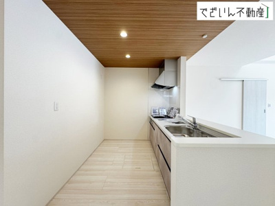 【キッチン】 | Livele Garden.S熊谷市末広第5　【平屋】新築住宅 | お料理をしながらリビング全体を見渡せる対面キッチン。遊んでいるお子様の様子や、テレビを見ながらくつろぐご家族との会話も自然と弾みます。お部屋全体が明るく開放感にあふれます。
現地(2026年4月撮影)