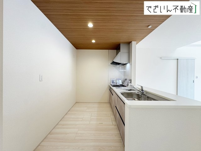 【キッチン】 | Livele Garden.S熊谷市末広第5　【平屋】新築住宅 | お料理をしながらリビング全体を見渡せる対面キッチン。遊んでいるお子様の様子や、テレビを見ながらくつろぐご家族との会話も自然と弾みます。お部屋全体が明るく開放感にあふれます。
現地(2026年4月撮影)