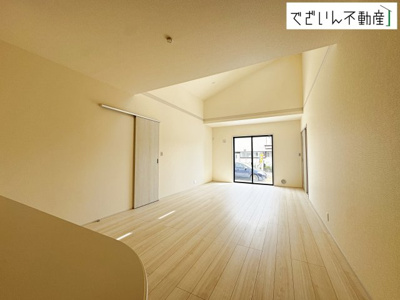 【居間・リビング】 | Livele Garden.S熊谷市末広第5　【平屋】新築住宅 | ハイセンスな空間を豊かに表現する素敵な床、時間によってさまざまな陽光を映し出す大きな窓、住みやすさを追求した間取り…拘りを持って造り上げた家は、流れる時間を豊かにします。
現地(2026年4月撮影)
